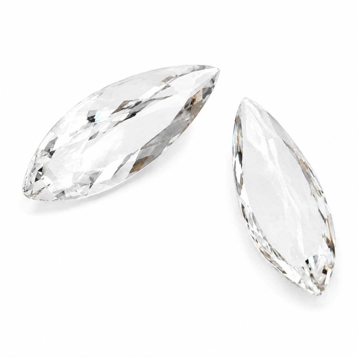 Natürlicher Bergkristall - Paar | 28,93 ct gesamt | Spitzer Tropfenschliff, facettiert | Farblos