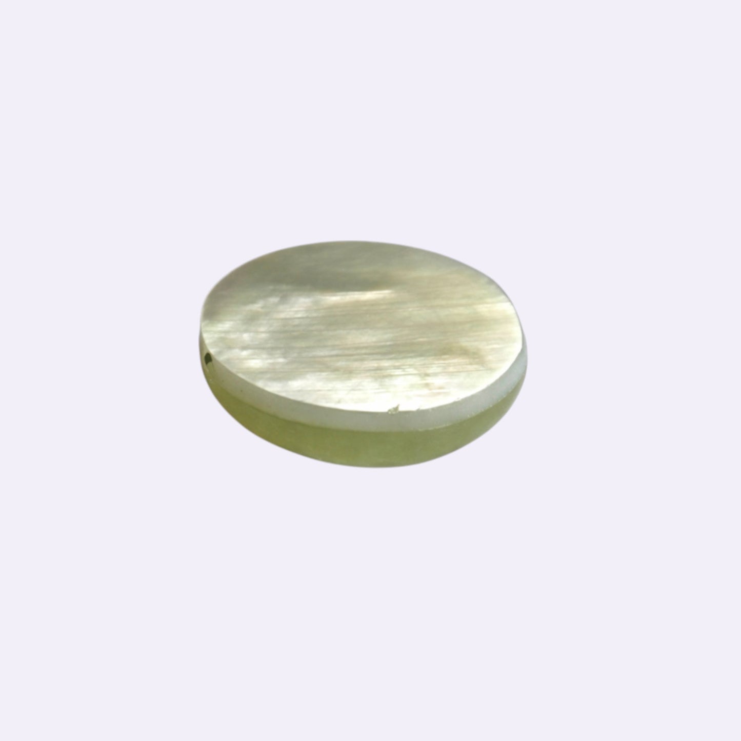 Natürlicher Prehnit – 4,61 ct | Oval Cabochon | Hellgrün | auf Perlmutt