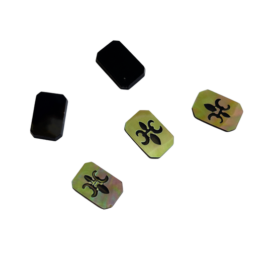 Gemme Perlmutt Tahiti olivgrün bis grau mit irisierenden Farbtönen, Achteck, als kunstvoll gearbeiteter Schmuckstein mit graviertem Motiv 'Lilie', 9x7 mm, für Sammler und Liebhaber besonderer Edelsteine, wird einzeln verkauft.