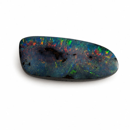 Natürlicher Boulder-Opal - 8,35 ct | Fantasieform | Dunkelbraun mit blaugrünem Schimmer und grün-blau-rotem Farbspiel