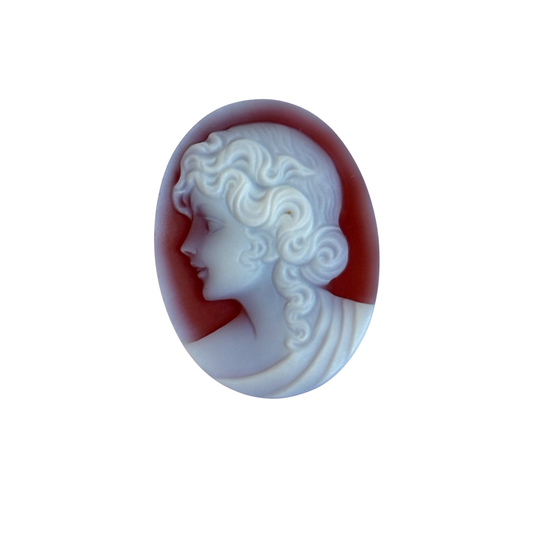 Achat-Gemme von Jürgen Reinhardt creme auf rötlich-braunem Grund, oval, als kunstvoll gearbeiteter Schmuckstein mit graviertem Motiv 'Frauenbüste im Profil', 21x28 mm, für Sammler und Liebhaber besonderer Edelsteine.