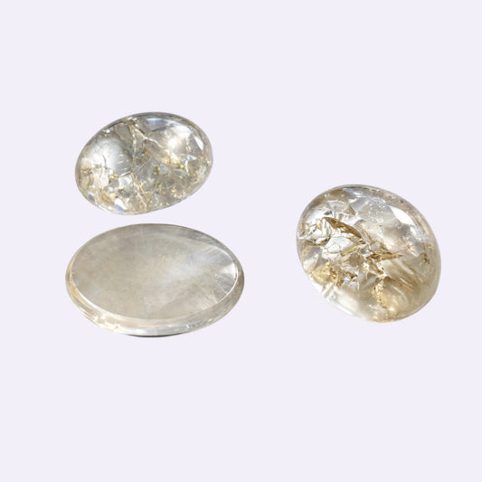 Natürlicher Bergkristall – ca. 13,66 ct | Oval Cabochon | Klar | Gecrasht auf weißem Perlmutt