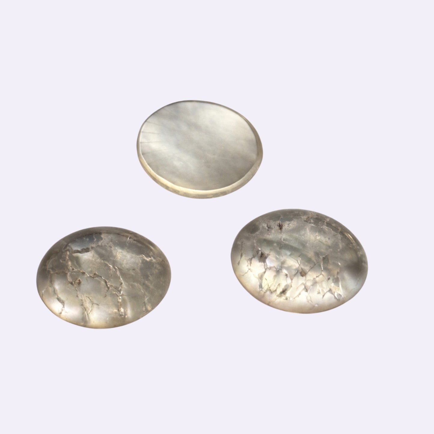 Natürlicher Bergkristall – ca. 6,10 ct | Oval Cabochon | Farblos | Gecrasht auf weißem Perlmutt