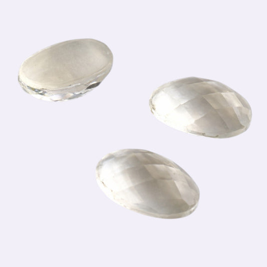 Natürlicher Bergkristall – ca. 1,96 ct | Oval Cabochon | Klar | Auf weißem Perlmutt