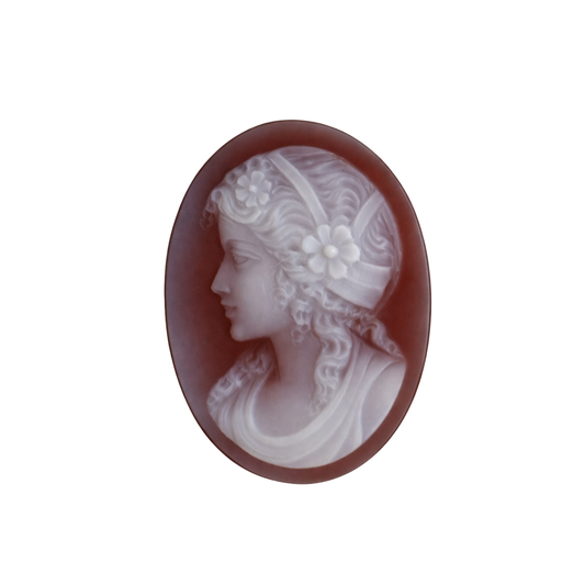 Lagenstein-Gemme von Jürgen Reinhardt hellgrau bis creme auf rotbraunem Grund, oval, als kunstvoll gearbeiteter Schmuckstein mit graviertem Motiv 'Frauenkopf im Profil', 14x19 mm, für Sammler und Liebhaber besonderer Edelsteine.