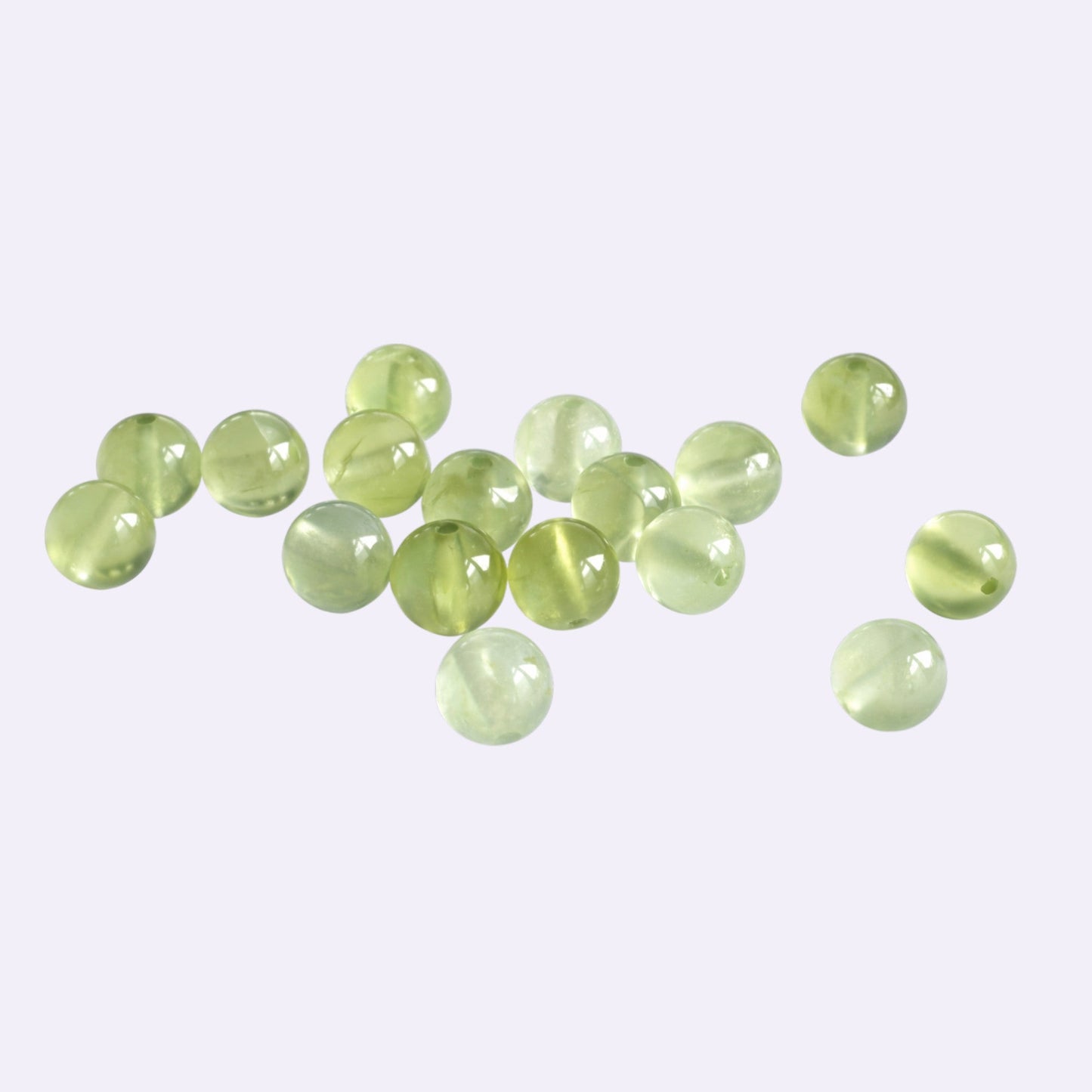 Natürlicher Prehnit – ca. 7–7,5 mm | Kugel | Hellgrün bis Mittelgrün | Gelocht