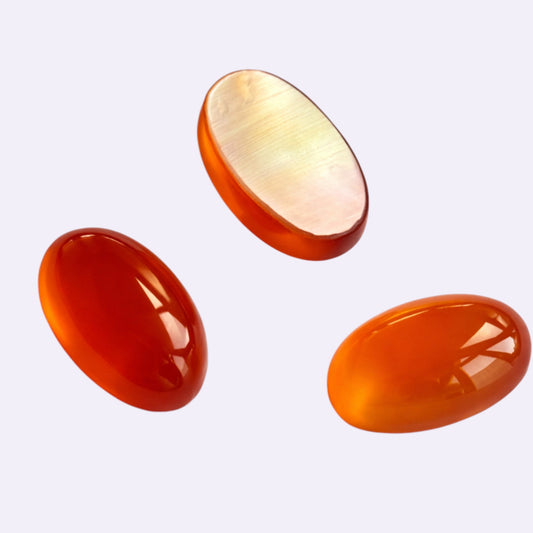 Natürlicher Karneol – ca. 2,10 ct | Oval Cabochon auf Perlmutt | Bernsteinfarben bis Orange