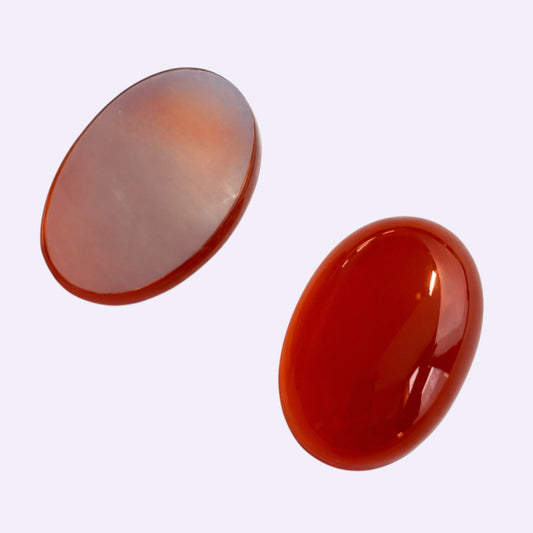 Natürlicher Karneol – ca. 3,55 ct | Oval Cabochon auf Perlmutt | Bernsteinfarben bis Orange-Rot