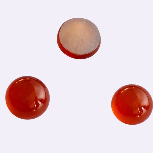 Natürlicher Karneol – ca. 2,40 ct | Round Cabochon auf Perlmutt | Bernsteinfarben bis Orange-Rot