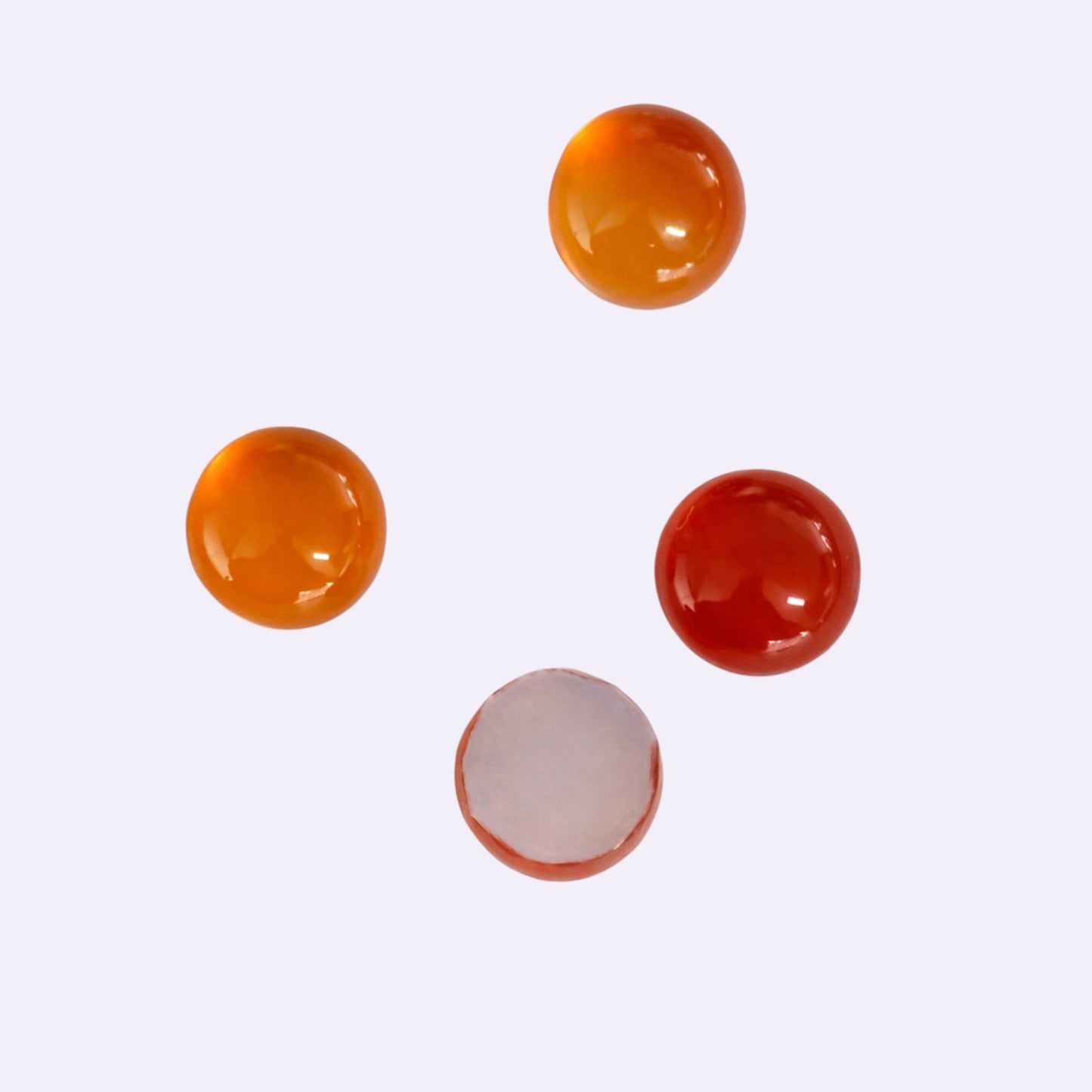Natürlicher Karneol auf weißem Perlmutt – 1,30 ct | Round Cabochon | Bernsteinfarben bis Orange