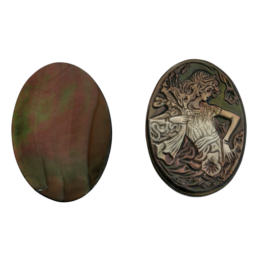 Gemme Perlmutt Tahiti grün-, braun- und rosatöne mit irisierendem Lüster, oval, als kunstvoll gearbeiteter Schmuckstein mit graviertem Motiv 'Tänzerin', 18x26 mm, für Sammler und Liebhaber besonderer Edelsteine, wird einzeln verkauft.