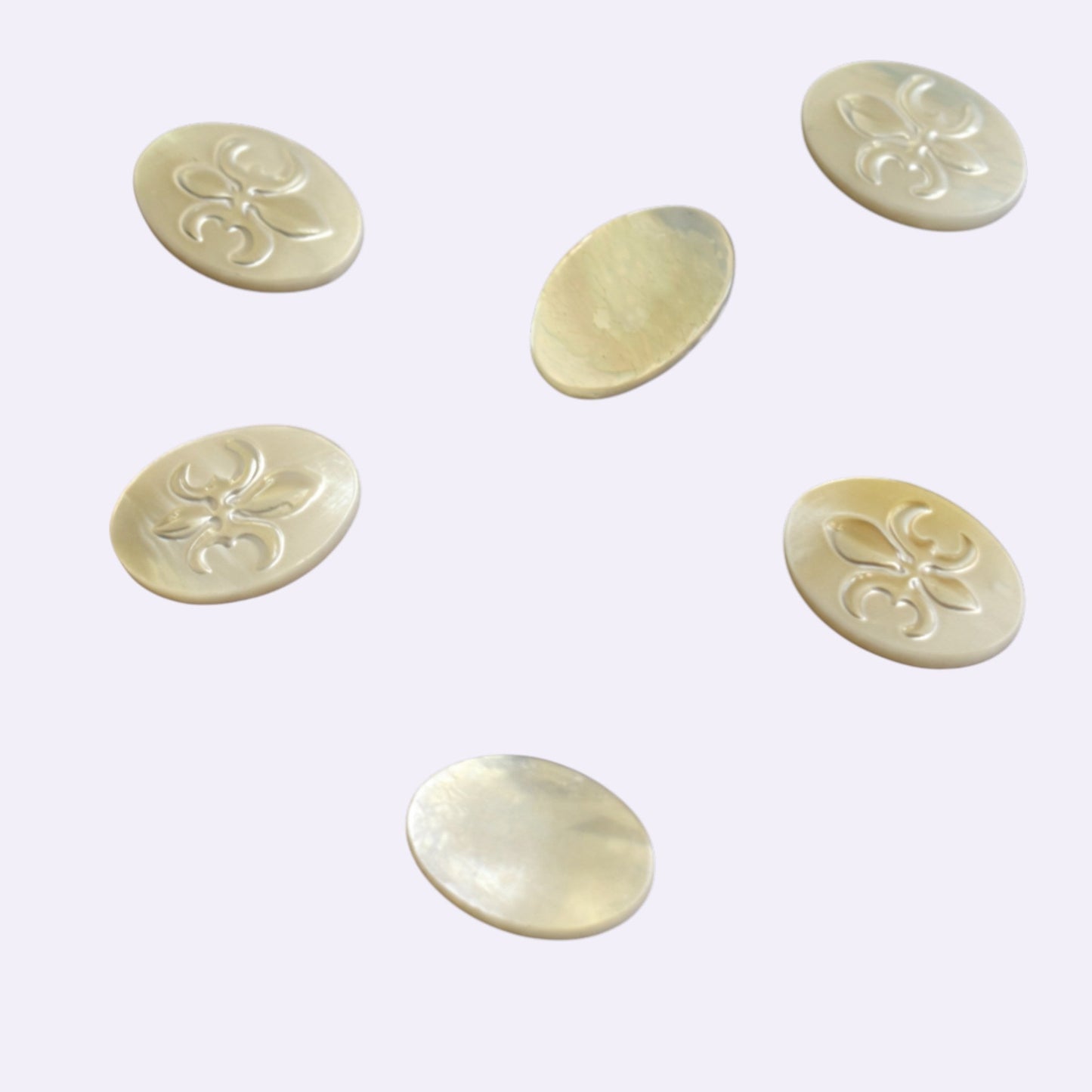 Gemme Perlmutt Lilie oval – 12 × 8 mm