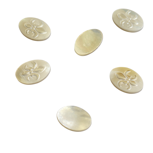 Perlmutt-Gemme creme bis elefenbein mit natürlichem Lüster, oval, als kunstvoll gearbeiteter Schmuckstein mit graviertem Motiv 'Lilie', 12x8 mm, für Sammler und Liebhaber besonderer Edelsteine, wird einzeln verkauft.