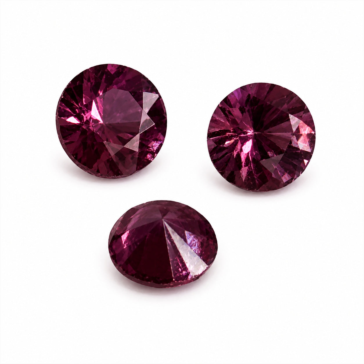 Natürlicher Rhodolith - ca. 0,07 ct | Rund facettiert | Helles Bordeauxrot