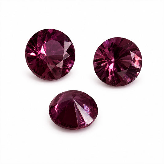 Natürlicher Rhodolith - ca. 0,07 ct | Rund facettiert | Helles Bordeauxrot