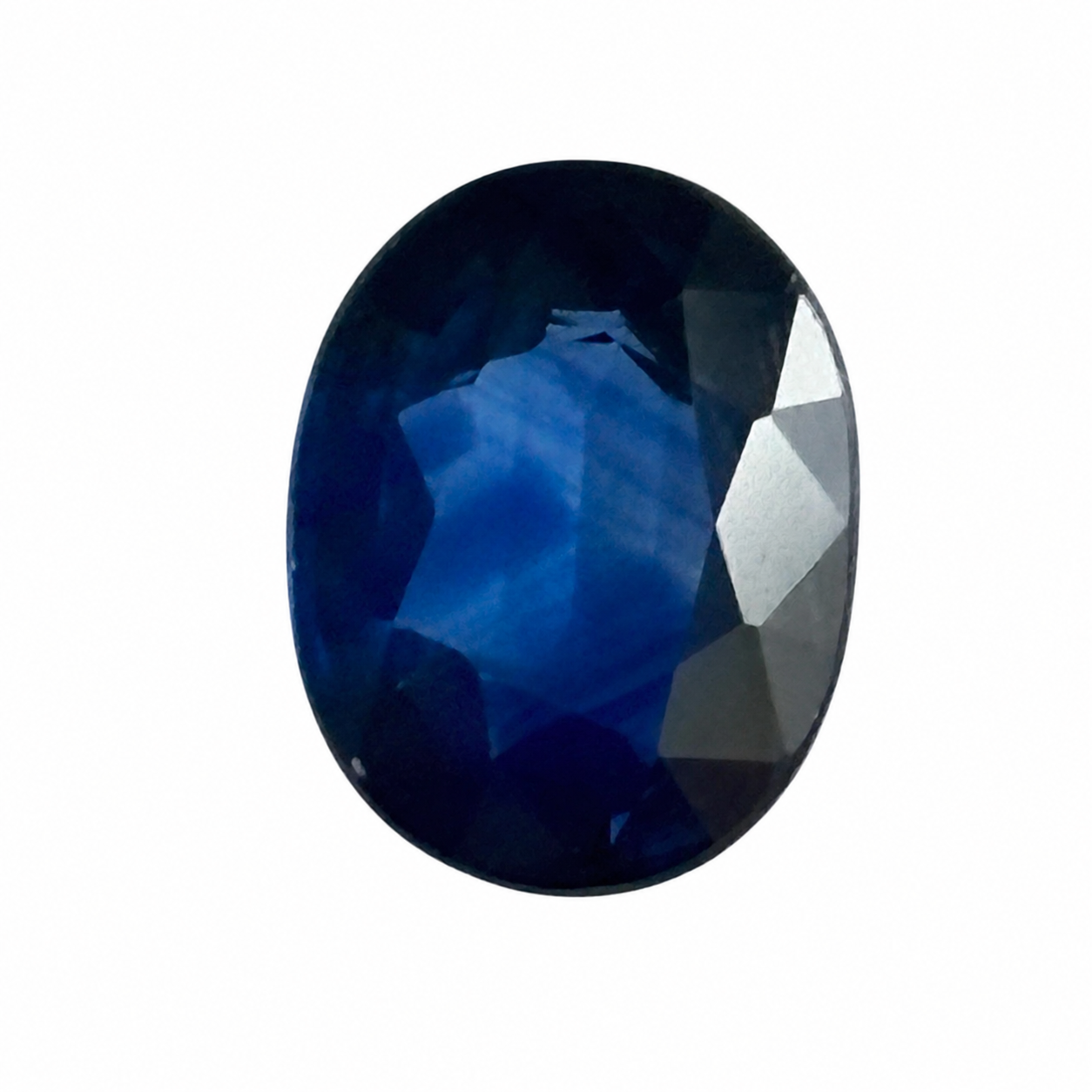 Detailaufnahme eines natürlichen tiefblauen Saphir, Oval Mixed Cut, 1,87 ct, zertifizierter Edelstein für hochwertigen Schmuck.