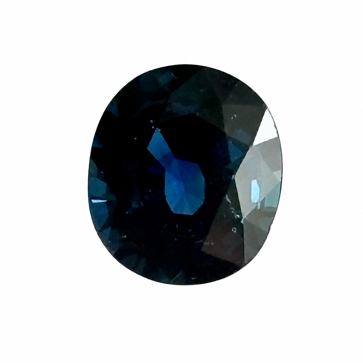 Detailaufnahme eines natürlichen tiefblauen Saphir, Oval Mixed Cut, 1,75 ct, zertifizierter Edelstein für hochwertigen Schmuck.