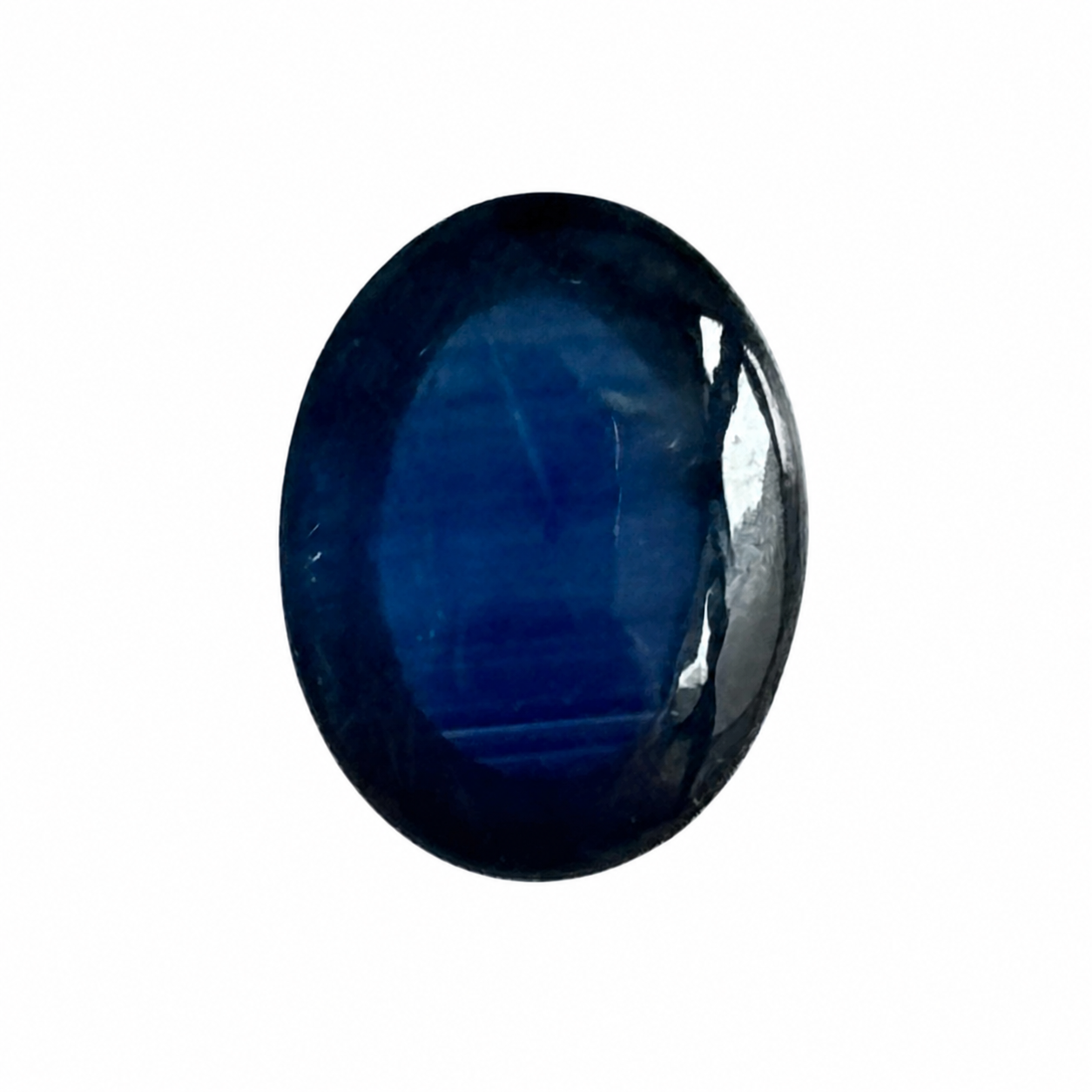 Detailaufnahme eines natürlichen tiefblauen Saphir, Oval Cabochon, 2,02 ct, zertifizierter Edelstein für hochwertigen Schmuck.