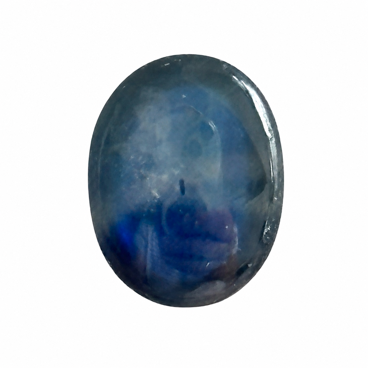 Detailaufnahme eines natürlichen tiefblauen Saphir, Oval Cabochon, 3,88 ct, zertifizierter Edelstein für hochwertigen Schmuck.