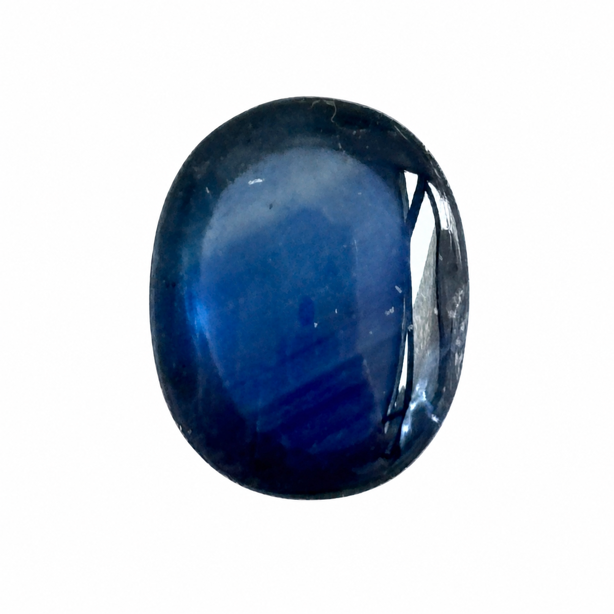 Detailaufnahme eines natürlichen tiefblauen Saphir, Oval Cabochon, 2,89 ct, zertifizierter Edelstein für hochwertigen Schmuck.