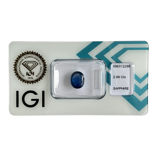 Natürlicher tiefblauer Saphir, Oval Cabochon, 2,89 ct, zertifizierter Edelstein für hochwertigen Schmuck.