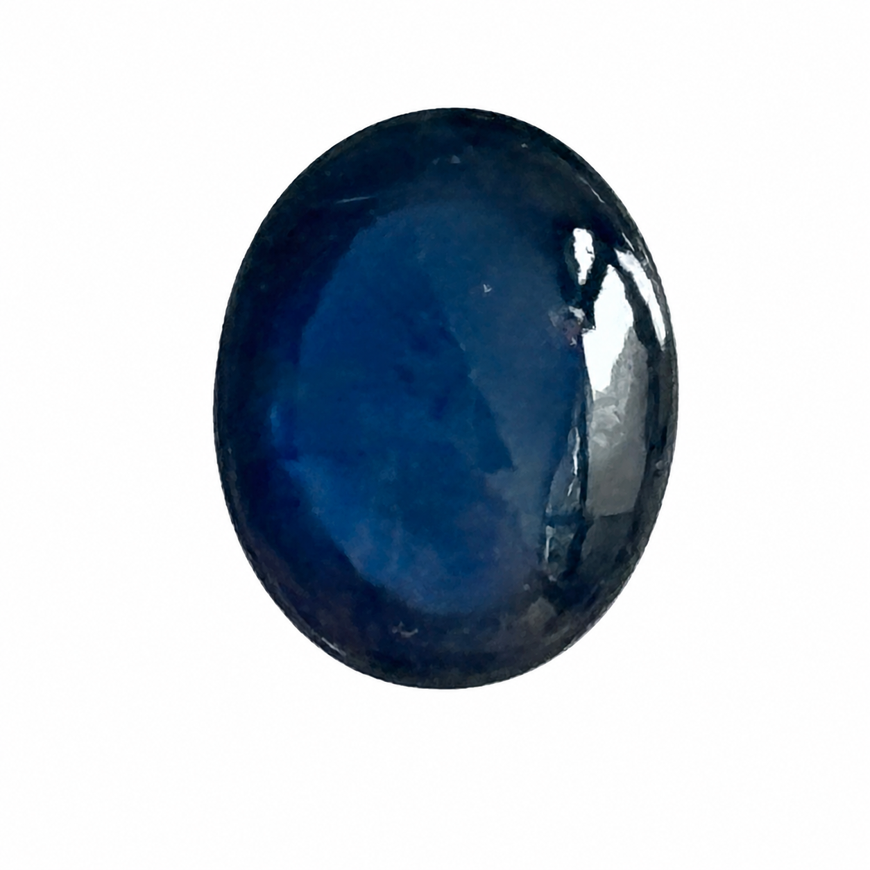 Detailaufnahme eines natürlichen tiefblauen Saphir, Oval Cabochon, 2,99 ct, zertifizierter Edelstein für hochwertigen Schmuck.