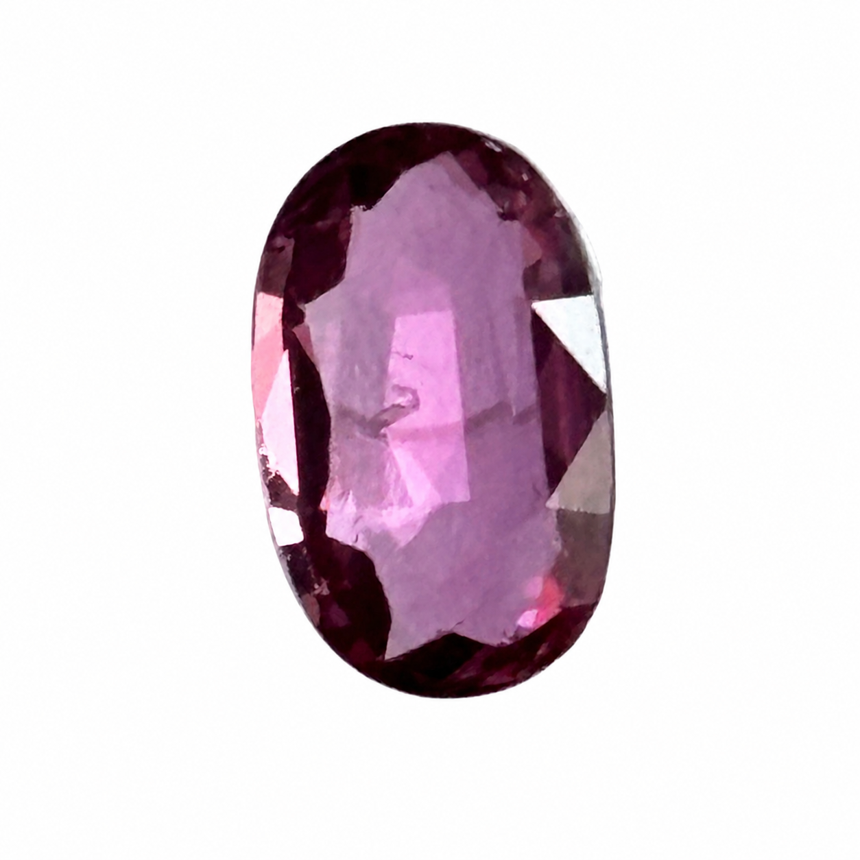 Detailaufnahme eines natürlichen tief purpur-rosa Saphir, Oval Mixed Cut, 1,54 ct, zertifizierter Edelstein für hochwertigen Schmuck.