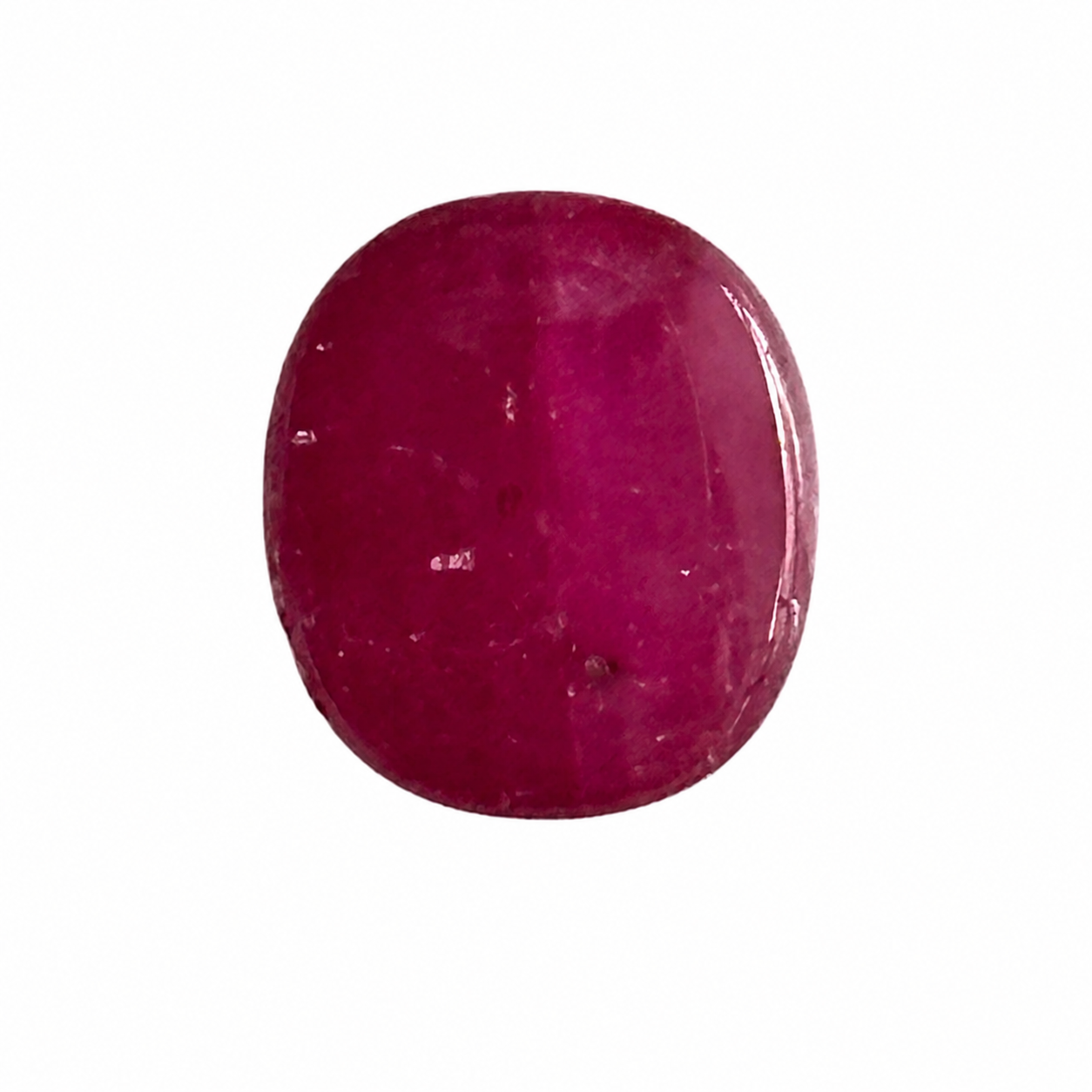 Detailaufnahme eines natürlichen tief purpur-roten Rubin, Oval Cabochon, 2,09 ct, zertifizierter Edelstein für hochwertigen Schmuck