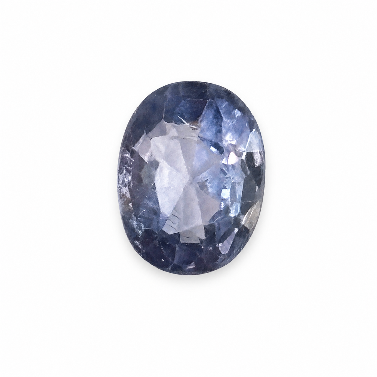 Detailaufnahme eines natürlichen purpur-blauen Saphir, Oval Mixed Cut, 1,75 ct, zertifizierter Edelstein für hochwertigen Schmuck.