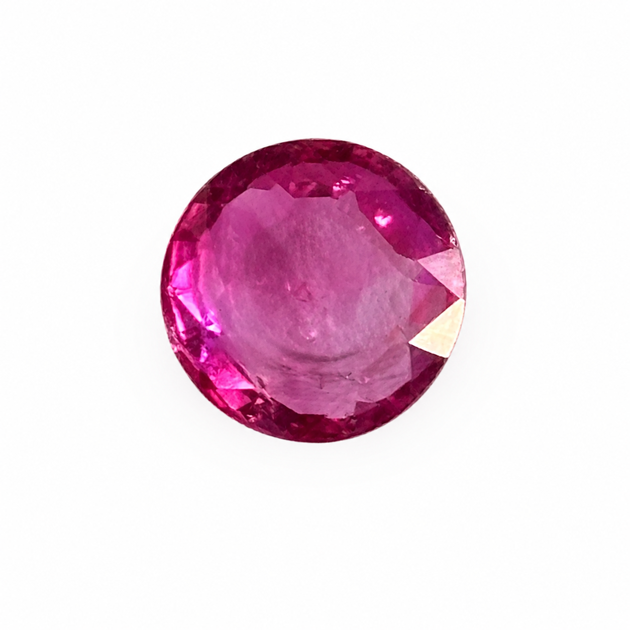 Detailaufnahme eines natürlichen purpur-rosa Saphir, Round Mixed Cut, 1,57 ct, zertifizierter Edelstein für hochwertigen Schmuck.