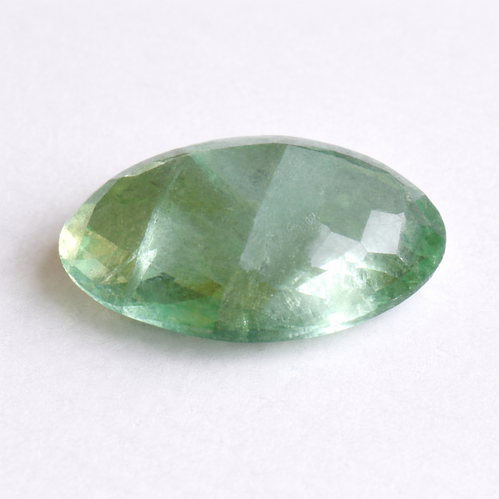 Natürlicher Fluorit – 110 ct | Oval, doppelt gewölbt facettiert | Hellgrün