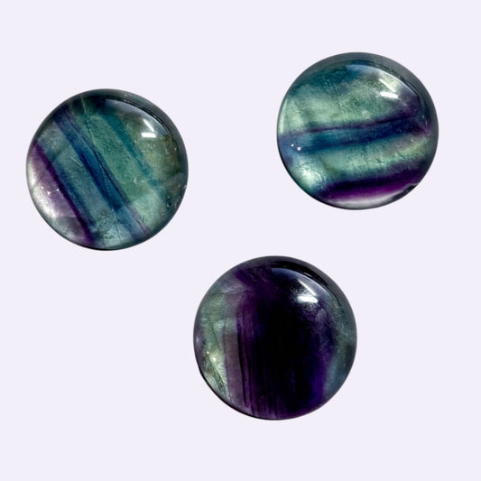 Natürlicher Fluorit – ca. 42,30 ct | Round Cabochon | Multicolor (Grün–Blau–Violett)
