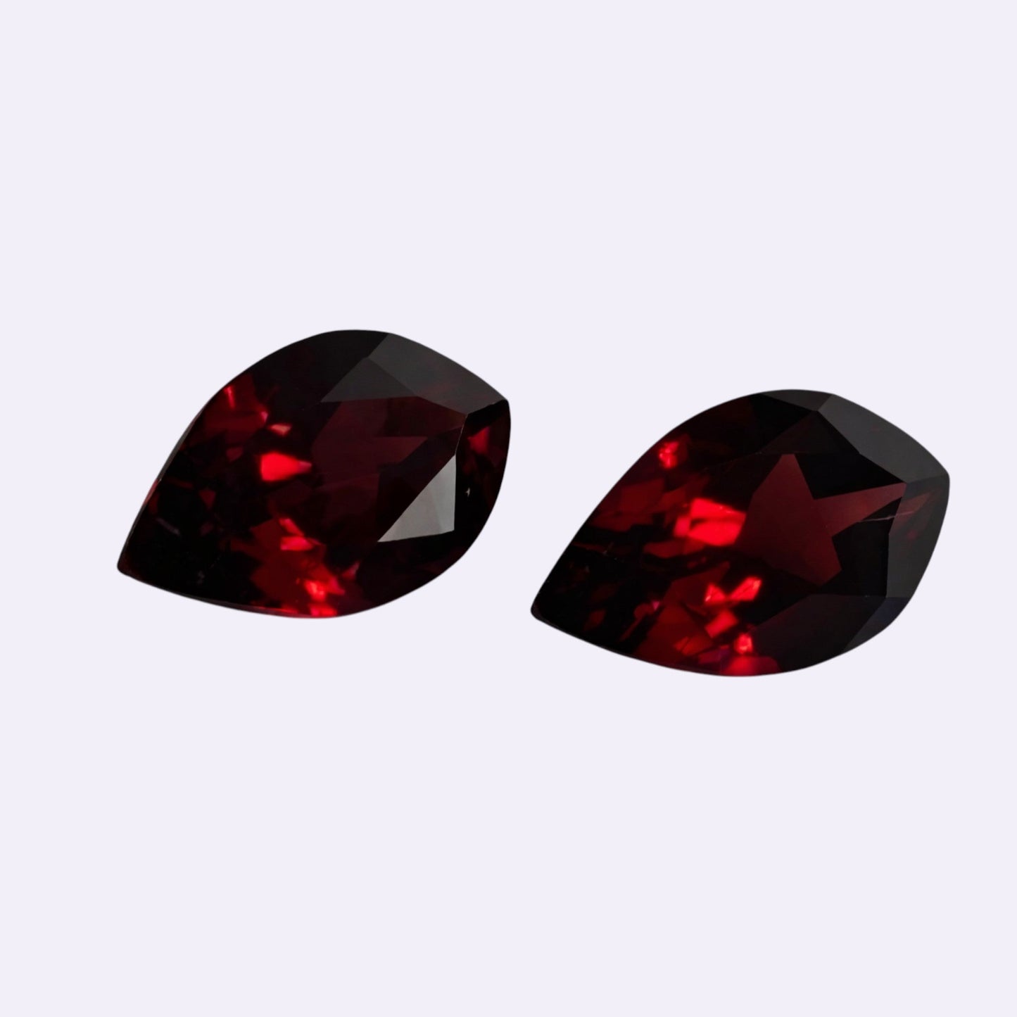 Natürlicher Granat – Paar | 3,64 ct gesamt | Tropfenform | Dunkelrot