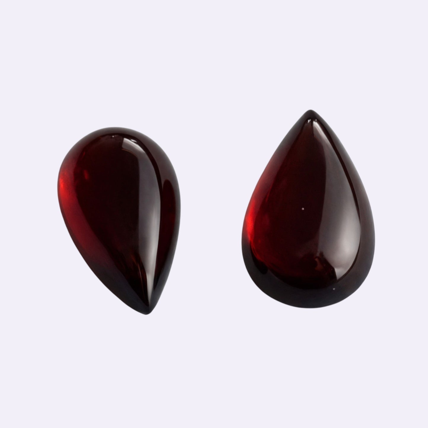 Natürlicher Granat – Paar | 6,08 ct / 5,85 ct | Tropfen-Cabochon | Dunkelrot