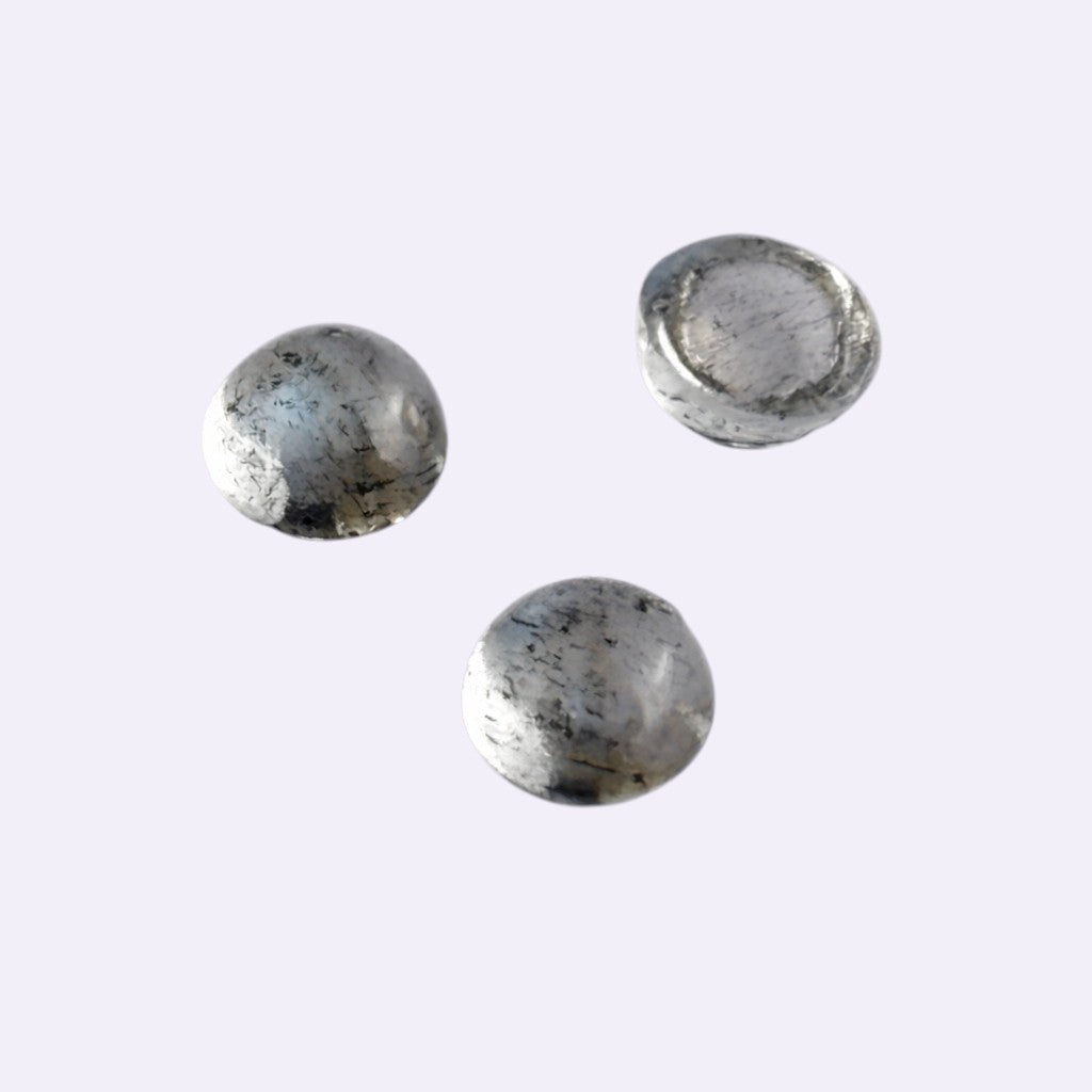 Natürlicher Labradorit – ca. 0,12 ct | Round Cabochon | Grau mit dezenter blauer Labradoreszenz