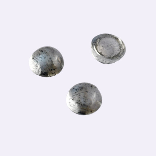 Natürlicher Labradorit – ca. 0,12 ct | Round Cabochon | Grau mit dezenter blauer Labradoreszenz
