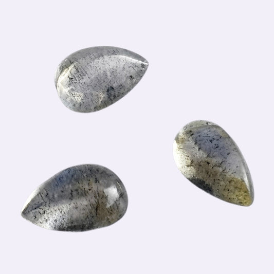 Natürlicher Labradorit – ca. 0,25 ct | Tropfen Cabochon | Grau mit dezenter blauer Labradoreszenz