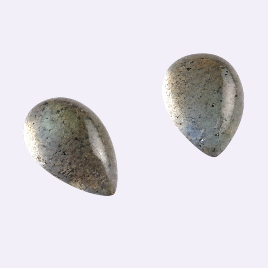 Natürlicher Labradorit – ca. 0,46 ct | Tropfen Cabochon | Grau mit dezenter blauer Labradoreszenz