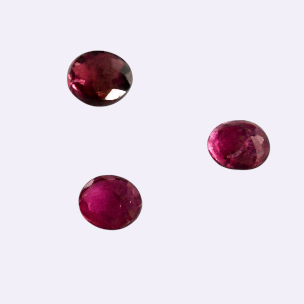 Natürlicher Rubin – ca. 0,02 ct | Rund facettiert | Pinkrot