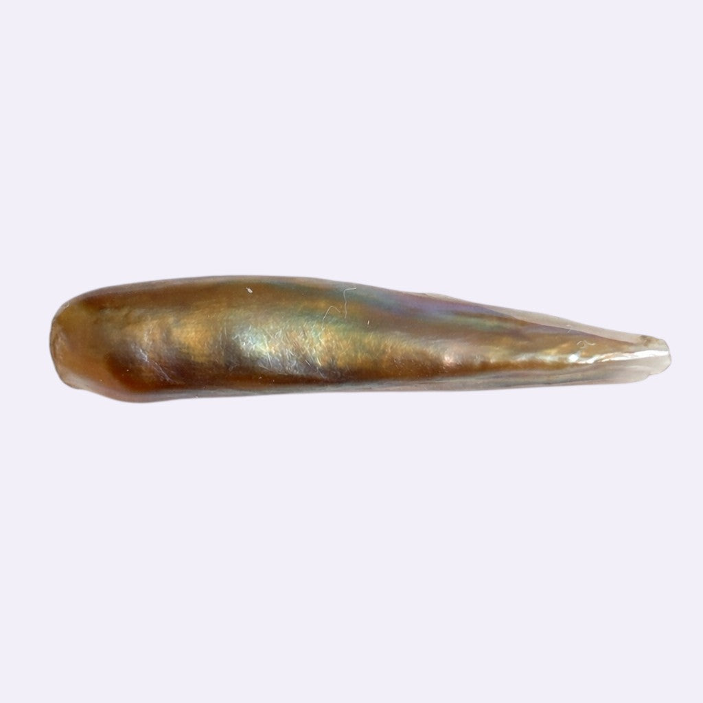 Natürliche Biwa-Perle – 6,01 ct | Lang, spitz zulaufend | Bronze mit seidigem Perlmuttglanz