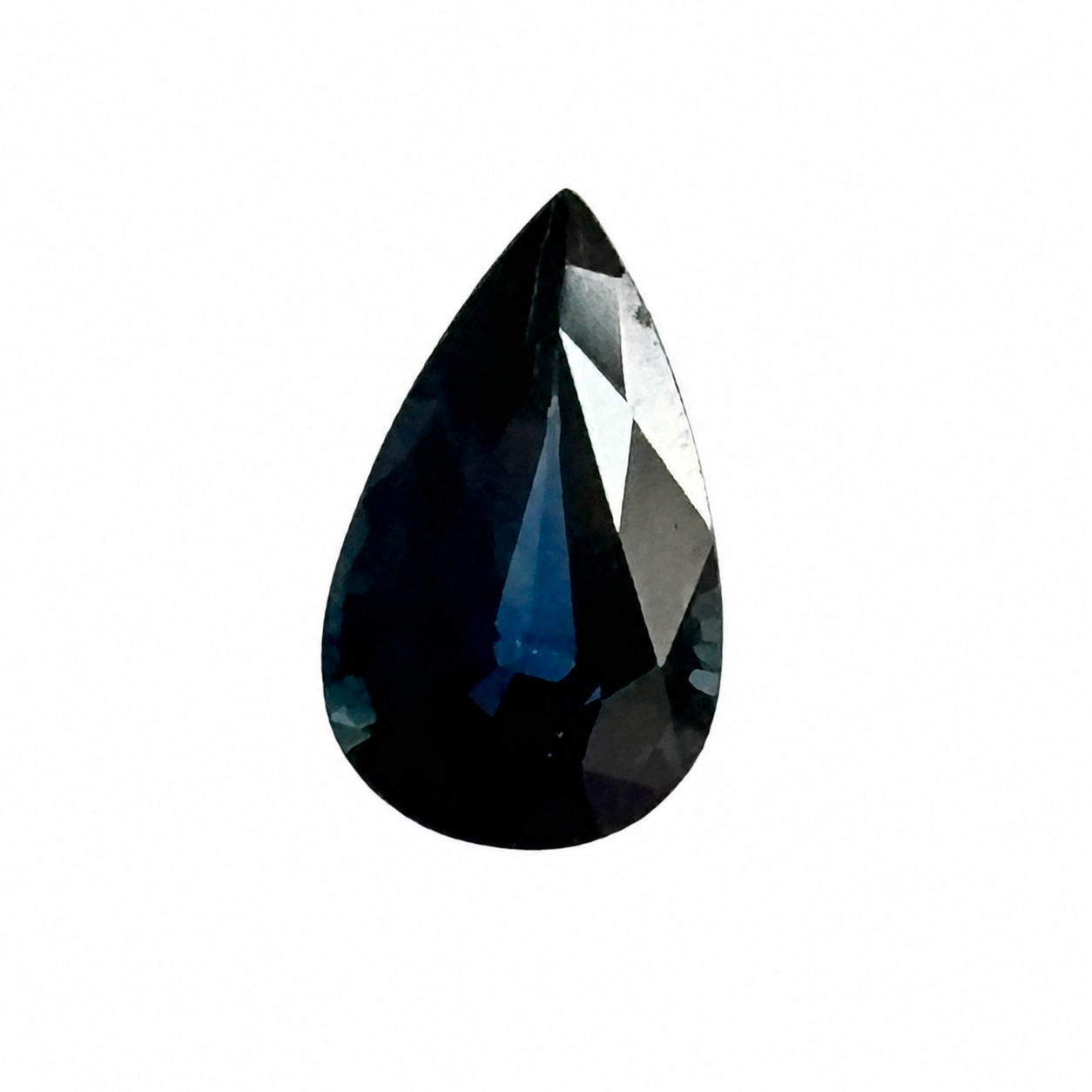 Detailaufnahme eines natürlichen tiefblauen Saphir, Pear Mixed Cut, 1,10 ct, zertifizierter Edelstein für hochwertigen Schmuck.