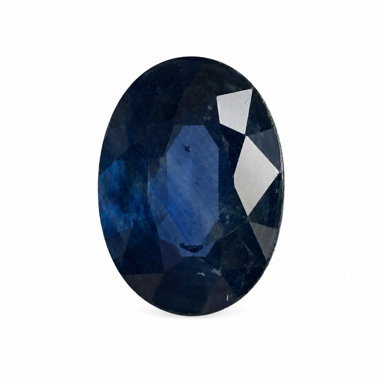 Detailaufnahme eines natürlichen tief violett-blauen Saphir, Oval Mixed Cut, 0,86 ct, zertifizierter Edelstein für hochwertigen Schmuck.
