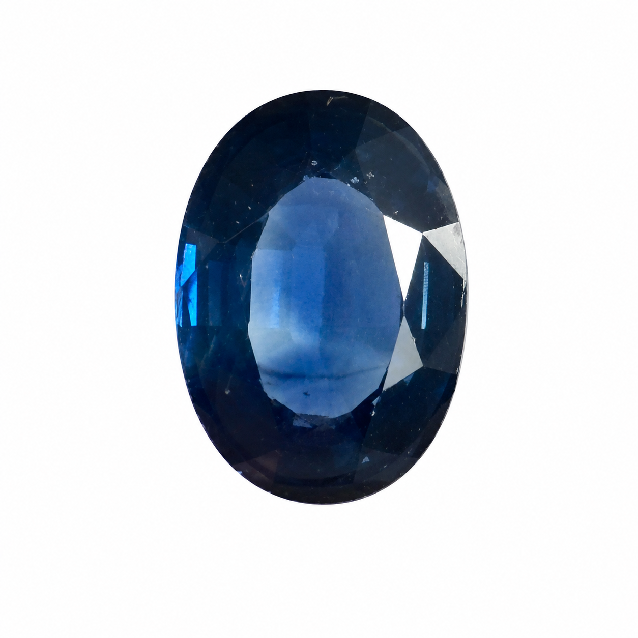 Detailaufnahme eines natürlichen tiefblauen Saphir, Oval Mixed Cut, 0,86 ct, zertifizierter Edelstein für hochwertigen Schmuck.