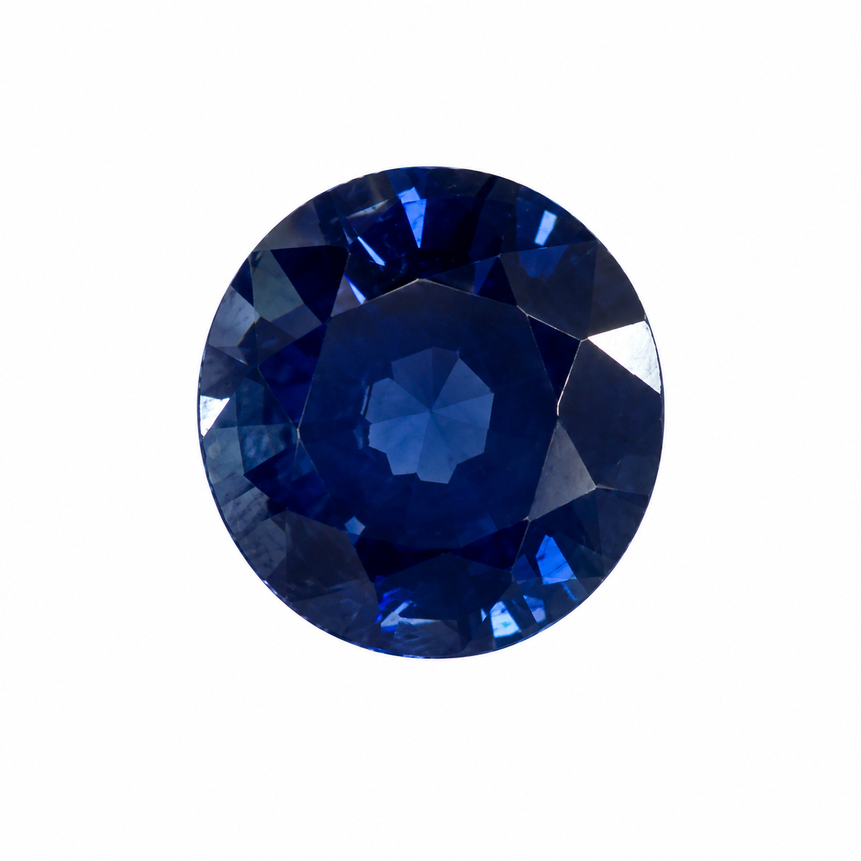 Detailaufnahme eines natürlichen tiefblauen Saphir, Round Mixed Cut, 0,95 ct, zertifizierter Edelstein für hochwertigen Schmuck.