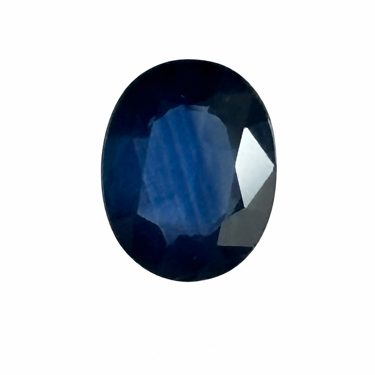 Detailaufnahme eines natürlichen tiefblauen Saphir, Oval Mixed Cut, 1,25 ct, zertifizierter Edelstein für hochwertigen Schmuck.