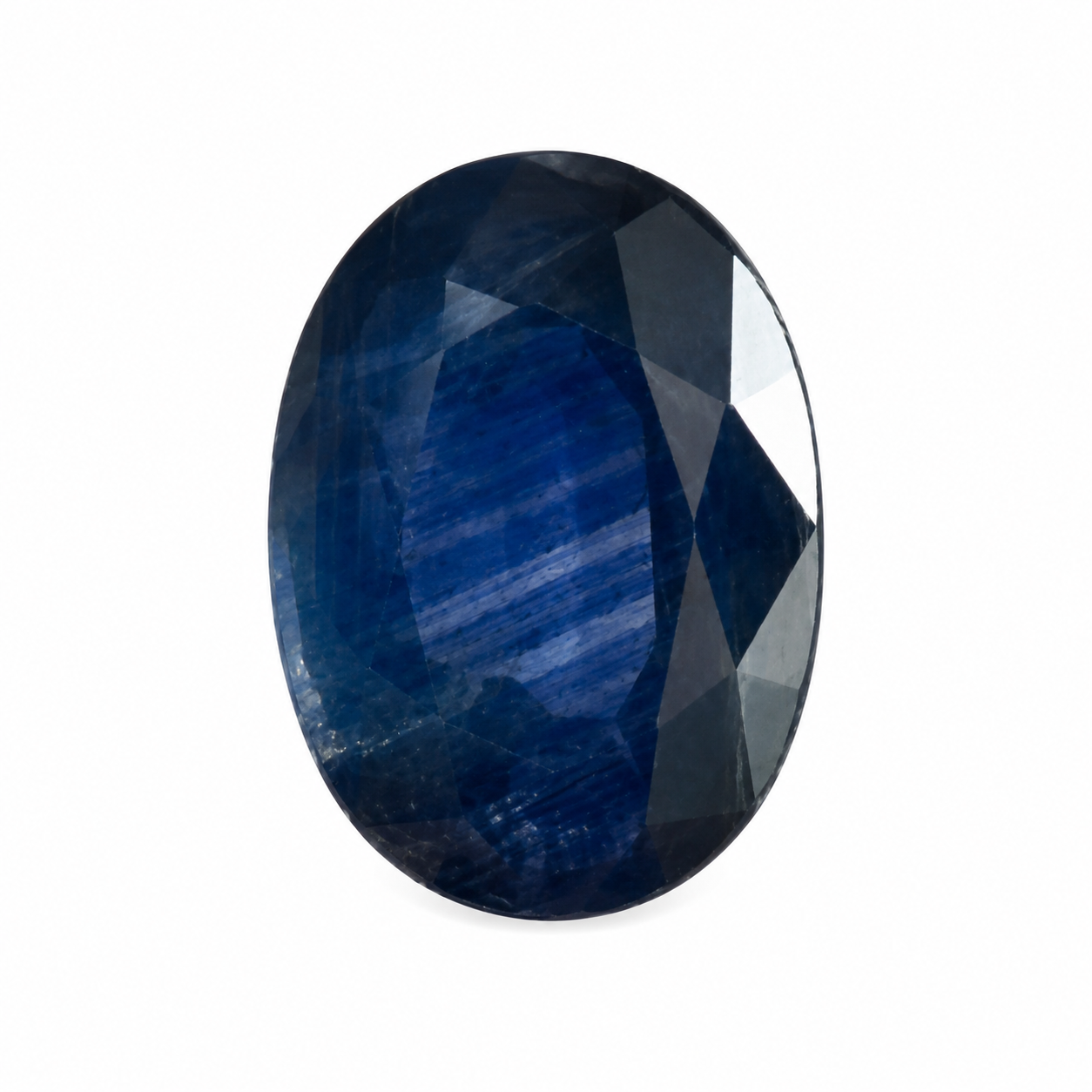 Detailaufnahme eines natürlichen tiefblauen Saphir, Oval Mixed Cut, 1,09 ct, zertifizierter Edelstein für hochwertigen Schmuck.