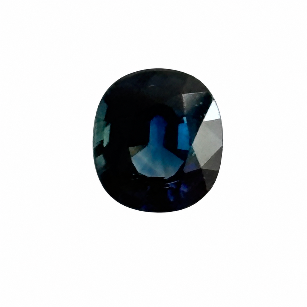 Detailaufnahme eines natürlichen tiefblauen Saphir, Oval Mixed Cut, 1,18 ct, zertifizierter Edelstein für hochwertigen Schmuck.