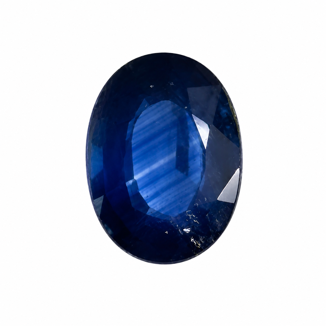 Detailaufnahme eines natürlichen tiefblauen Saphir, Oval Mixed Cut, 0,93 ct, zertifizierter Edelstein für hochwertigen Schmuck.