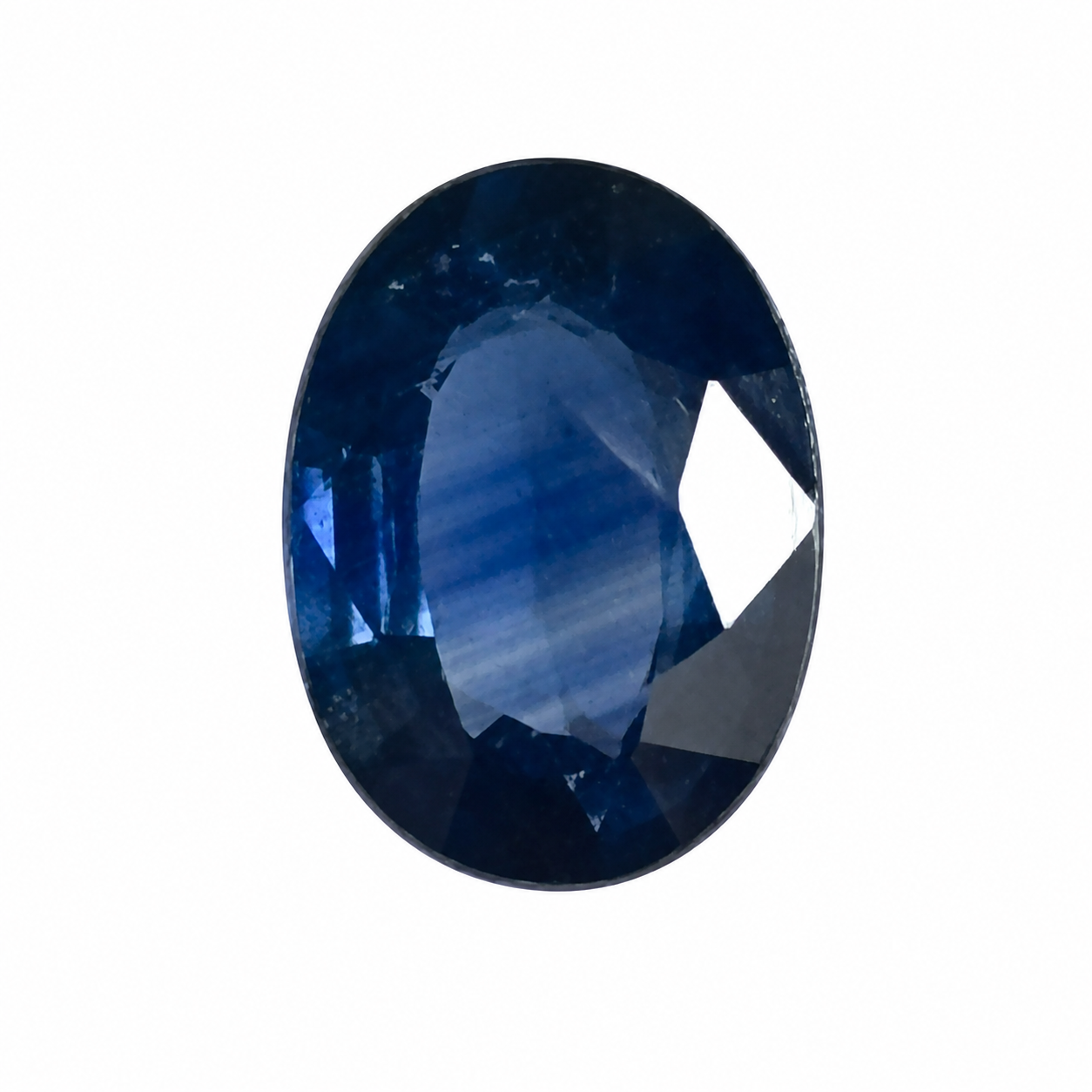 Detailaufnahme eines natürlichen tief violett-blauen Saphir, Oval Mixed Cut, 0,82 ct, zertifizierter Edelstein für hochwertigen Schmuck.