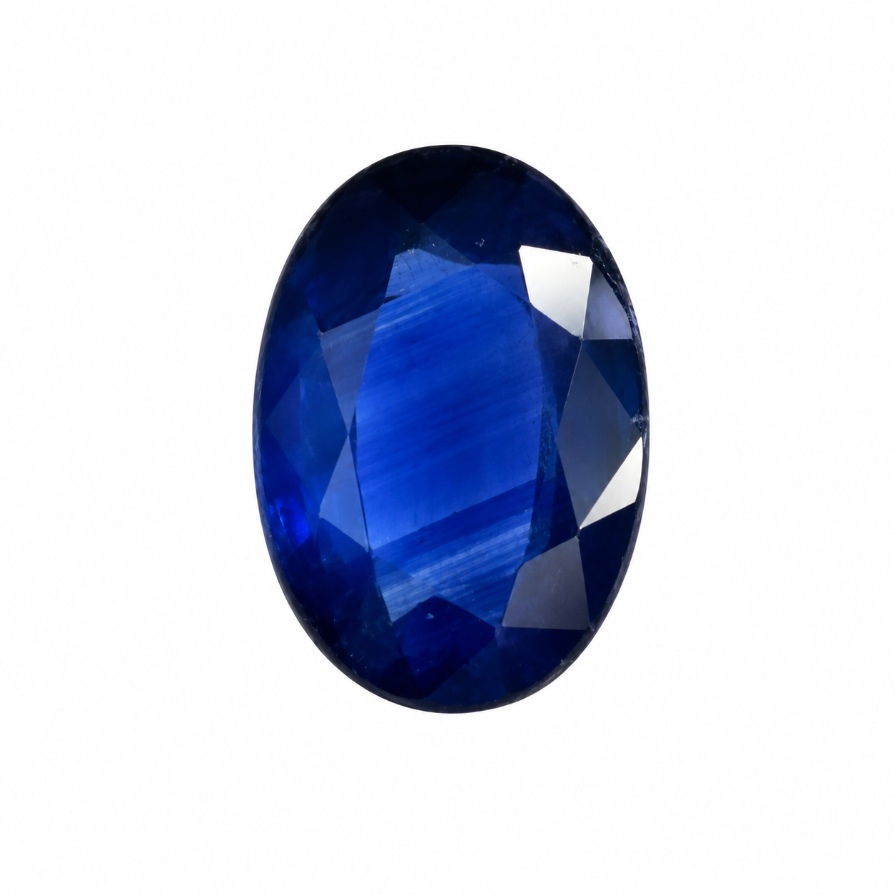 Detailaufnahme eines natürlichen tiefblauen Saphir, Oval Mixed Cut, 0,94 ct, zertifizierter Edelstein für hochwertigen Schmuck.